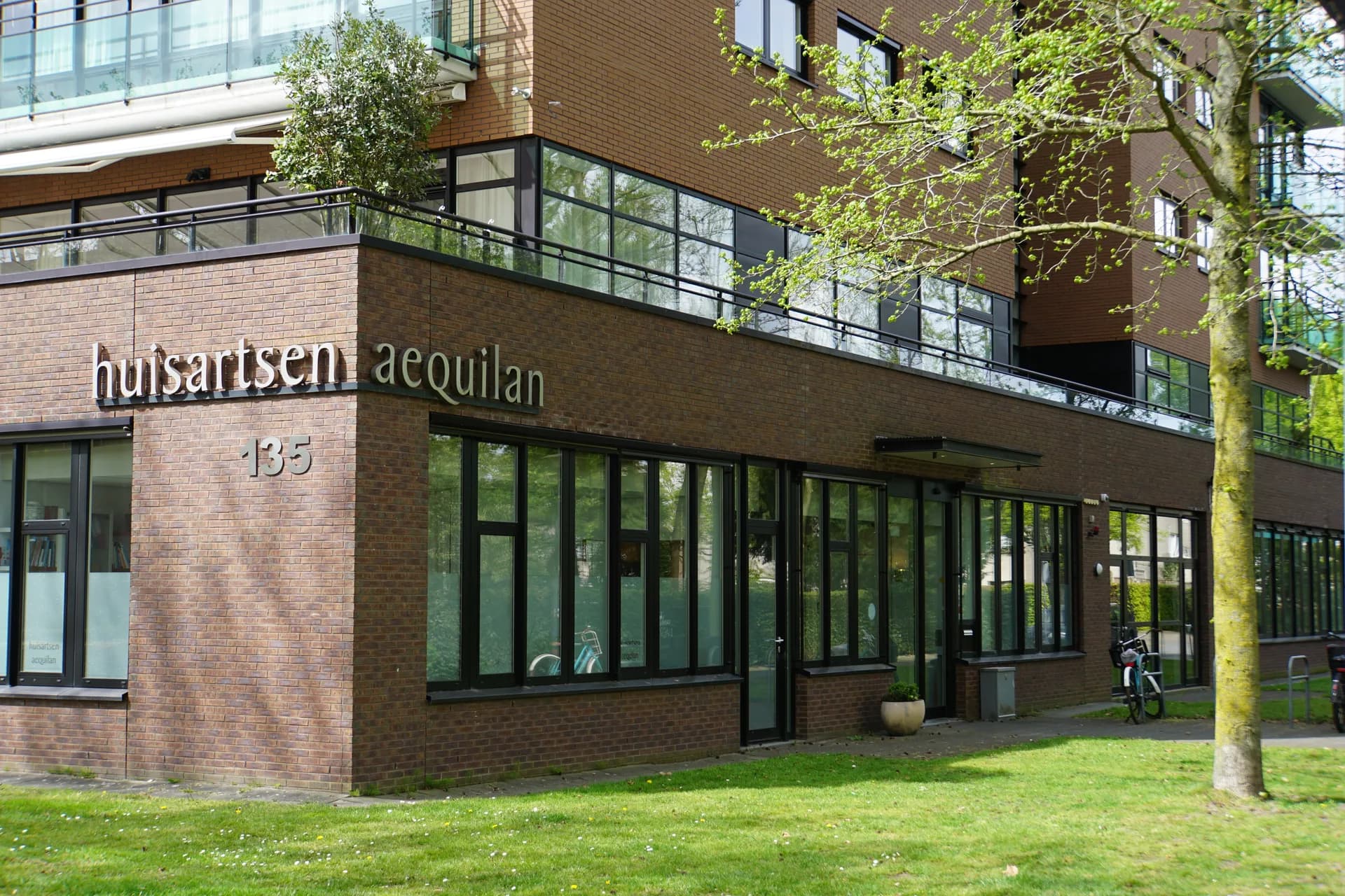 Buitenkant van gezondheidscentrum Aequilan aan de Zwijnsbergenstraat 135 in Breda